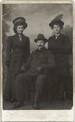 Signe Sundelin og Anges Sundelin med ung mann i fotostudio.