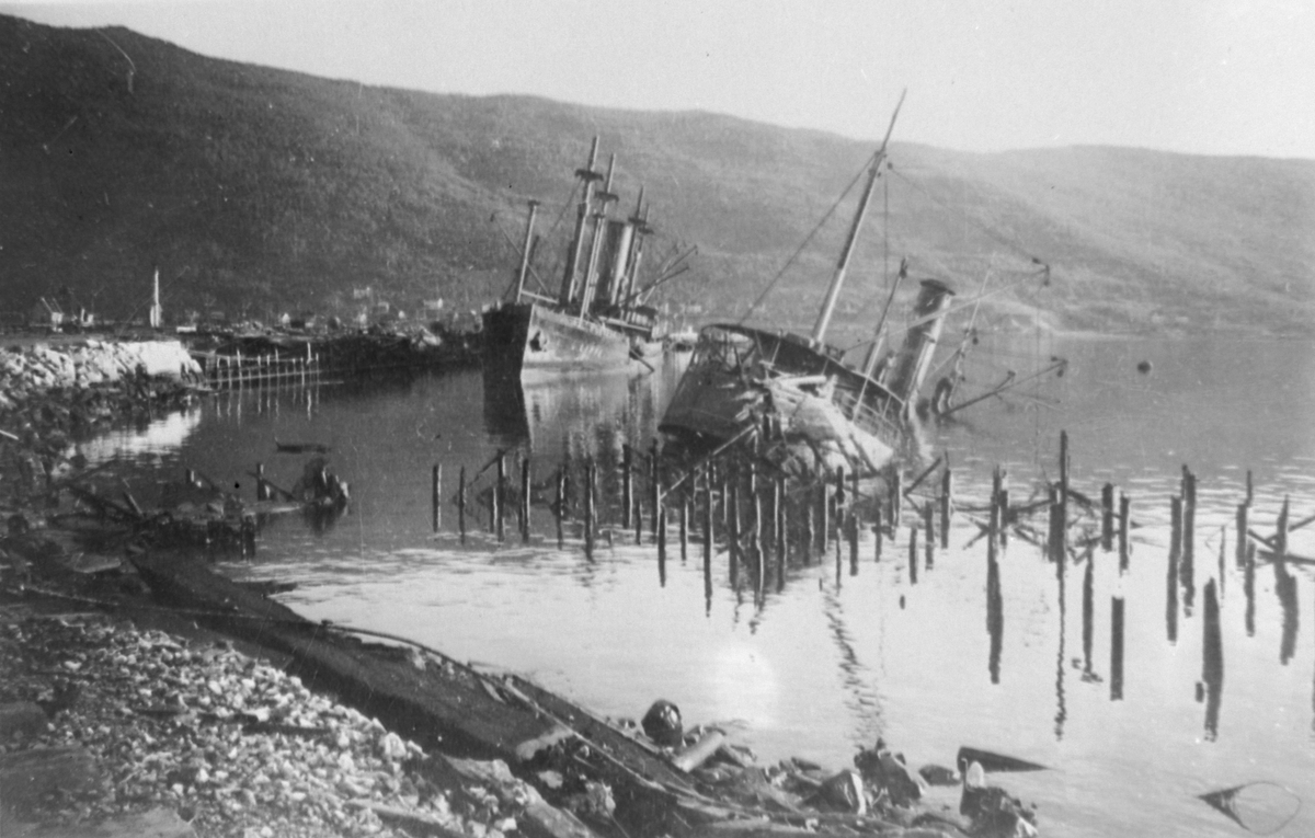 Båtvrak etter bombing 1940 (kopi)