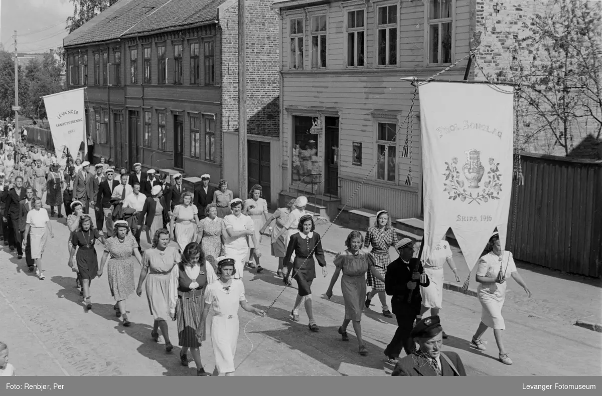 Frol songlag deltar i arrangementet til inntekt for heltefondet sommeren 1945.