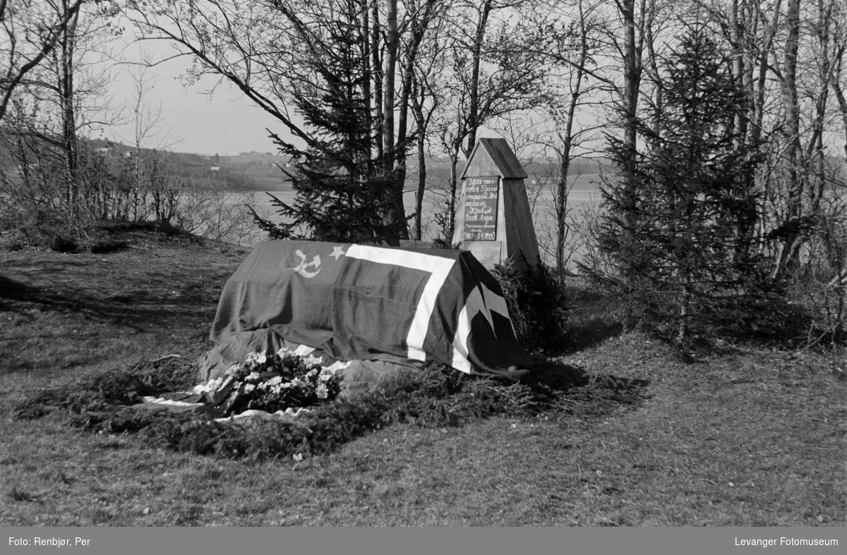 Båre drapert med norsk og sovjetisk flagg. Flytting av levninger russiske, sovjetiske krigsfanger fra Moan i Levanger til Levanger kirkegård.