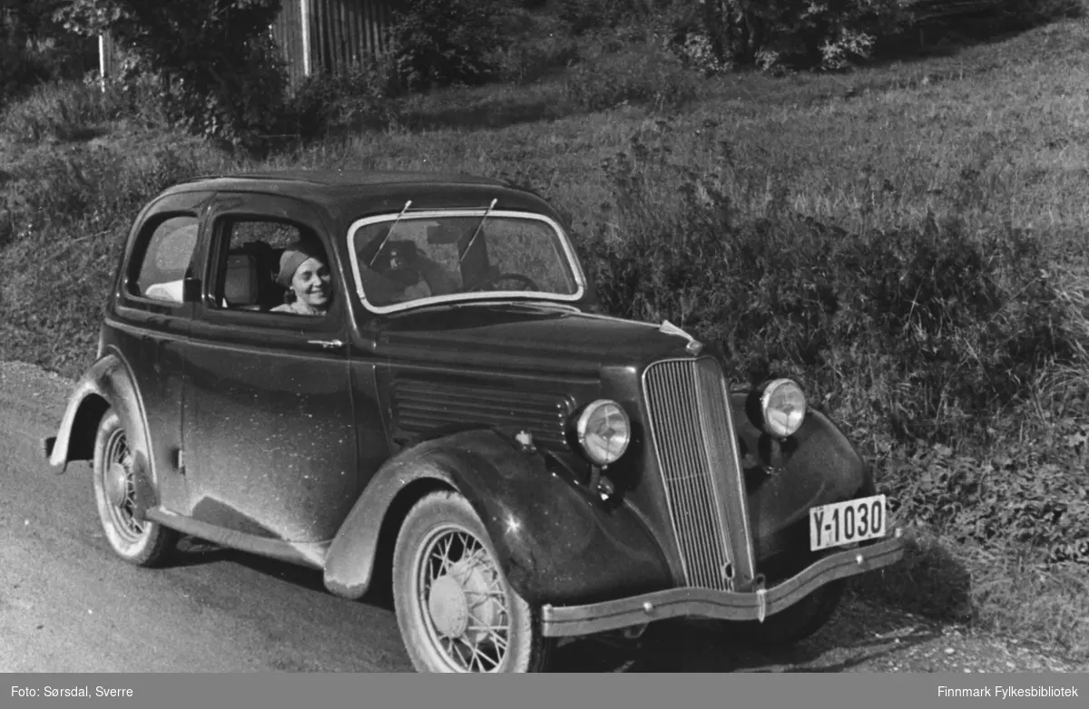 Bildet av en Engelsk Ford Junior de luxe, modell C 1935.  bil med registreringsnummer Y-1030. Inni bilen sitter Else Sørsdal. Gift med Sverre Sørdal som var lege i Vardø.