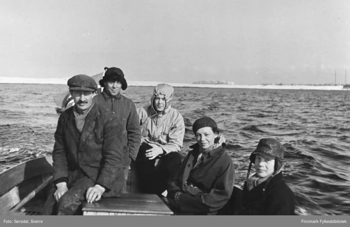 Bildet av folk om bord i en skyssbåt som tok folk over på fastlandet og i retur til øya. Damen på bildet er Else Sørsdal.  1936.