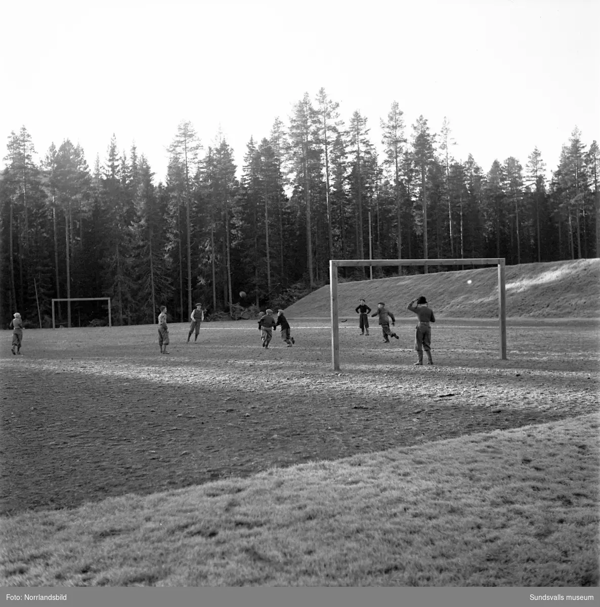 Ett gäng killar spelar boll på en fotbollsplan i Gårdtjärn.