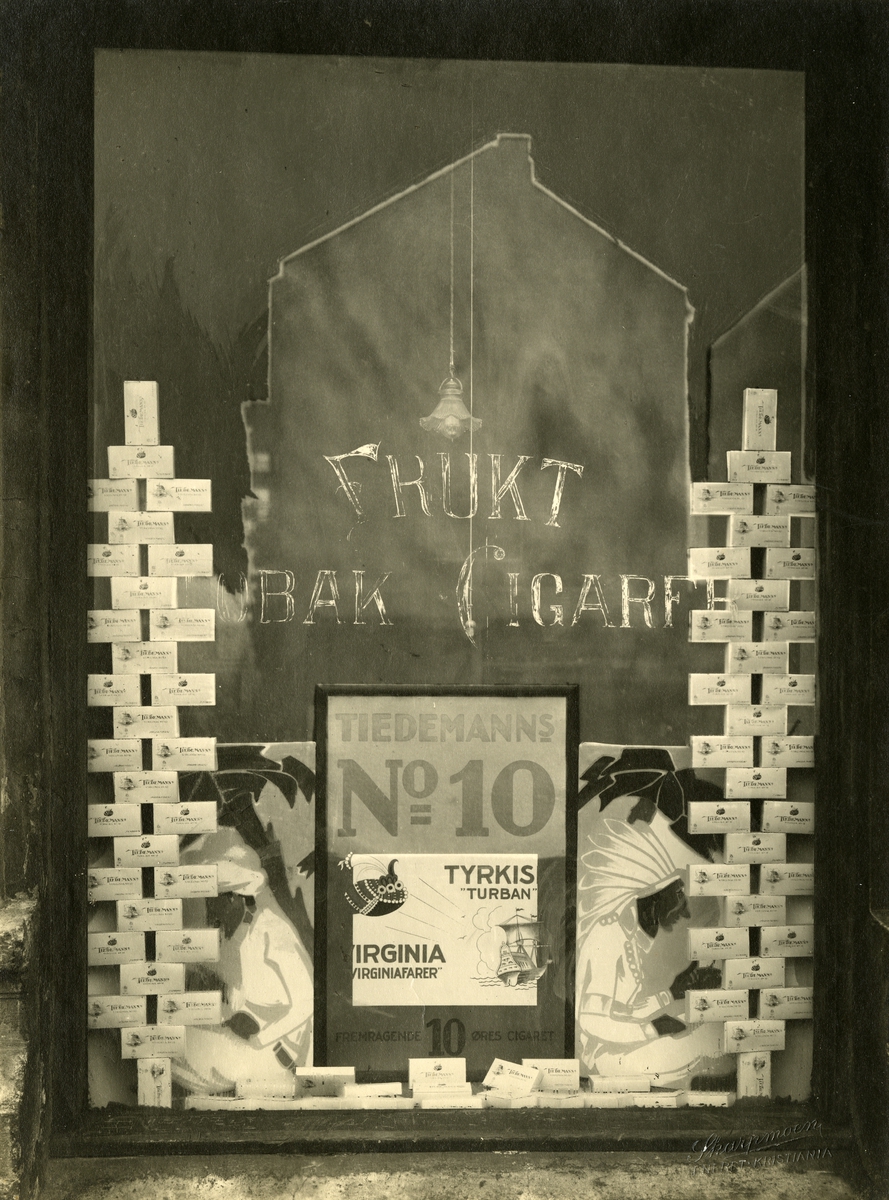 Vindusutstilling med reklame for produkter fra  J.L. Tiedemanns Tobaksfabrik.