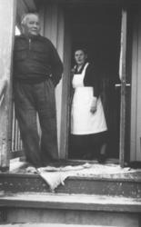 Peder og Ida Pedersen hjemme på trappa si, Klubbnesvik i Øks