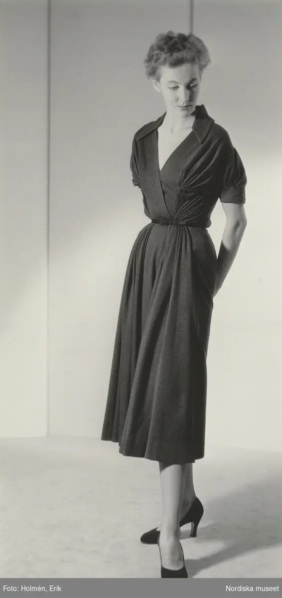 Modell i klänning med tunt skärp och draperade detaljer. Från Madame Grès.