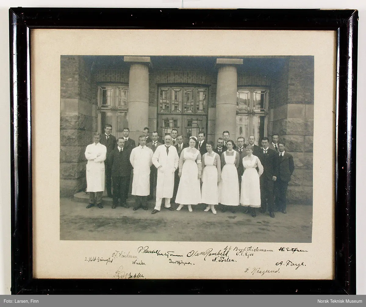 Medisinerkull 1919-I og 1919-II med leger og jordmødre foran Kvinneklinikken, Rikshospitalet.