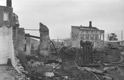 Ruiner med maskiner etter bombing 1940
