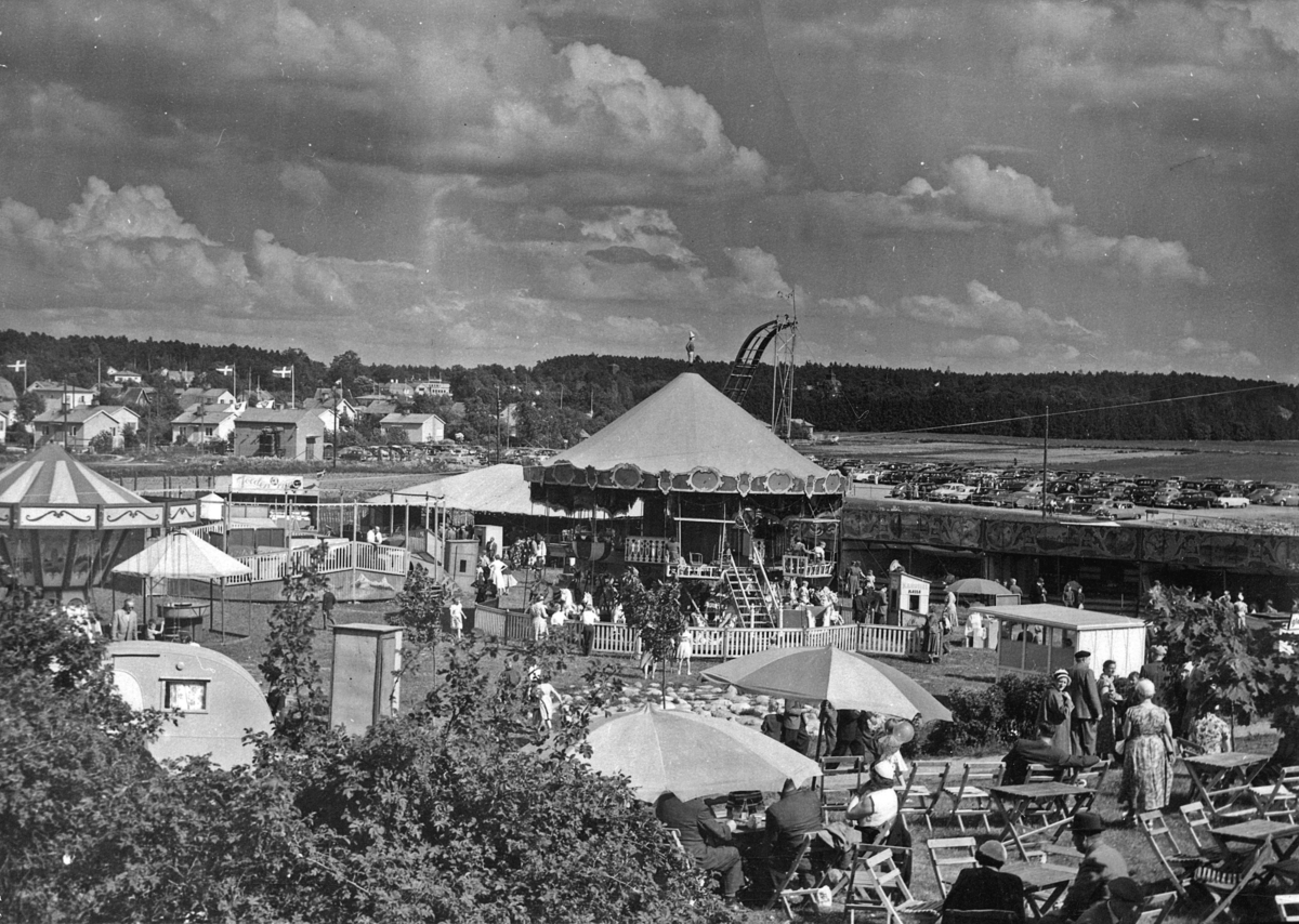 Enköping, Korsängen, under Enköpingsutställningen 1-10 juli 1955, nöjesplatsen, vy mot öster (Fanna).