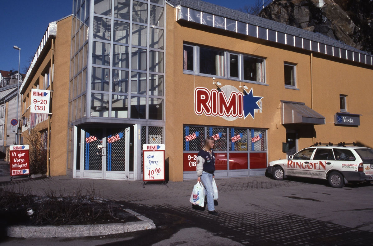 Forretningsgård i Blødekjær. I 1.etg. RIMI butikk, nyetablert 1996. Parkeringsplass i forgrunnen.