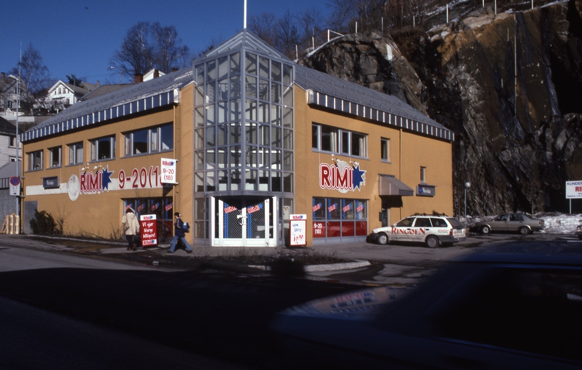 Forretningsgård i Blødekjær. I 1.etg. RIMI butikk, nyetablert 1986.