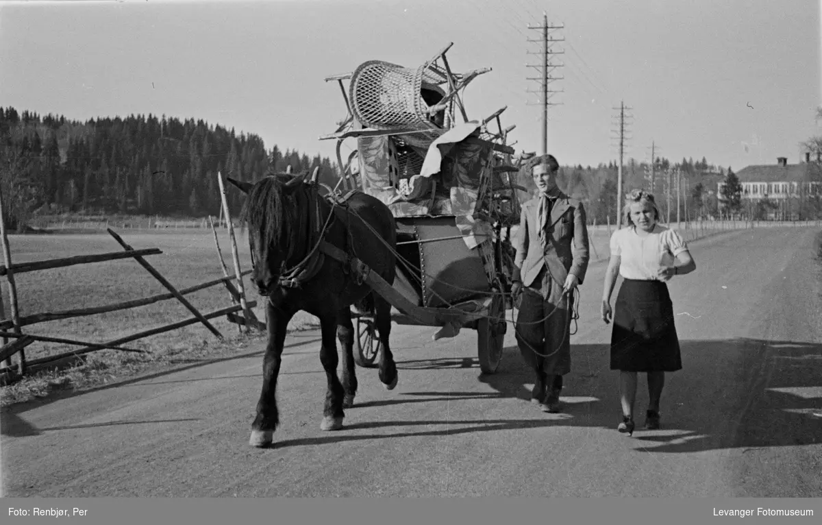 Familie evakuerer Levanger i frykt for bombing våren 1940.