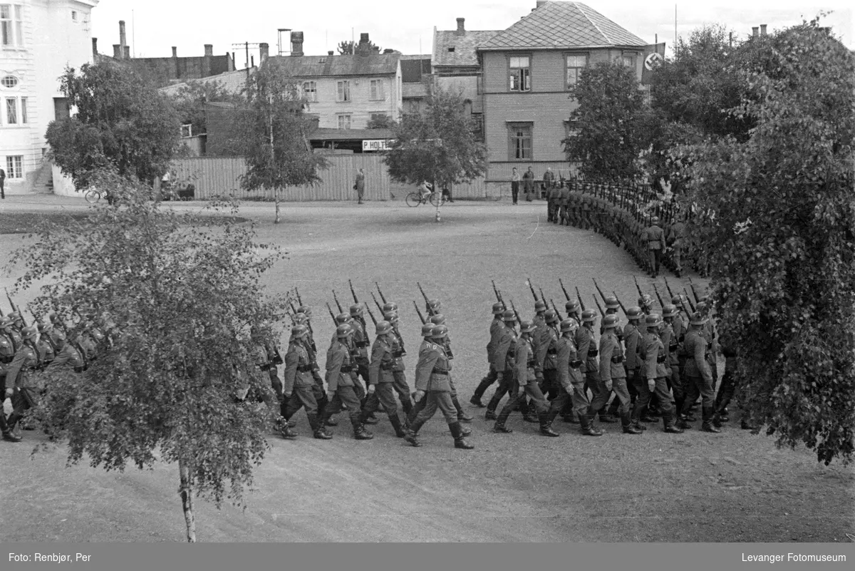Ansamling av tyske tropper på torget i Levanger.