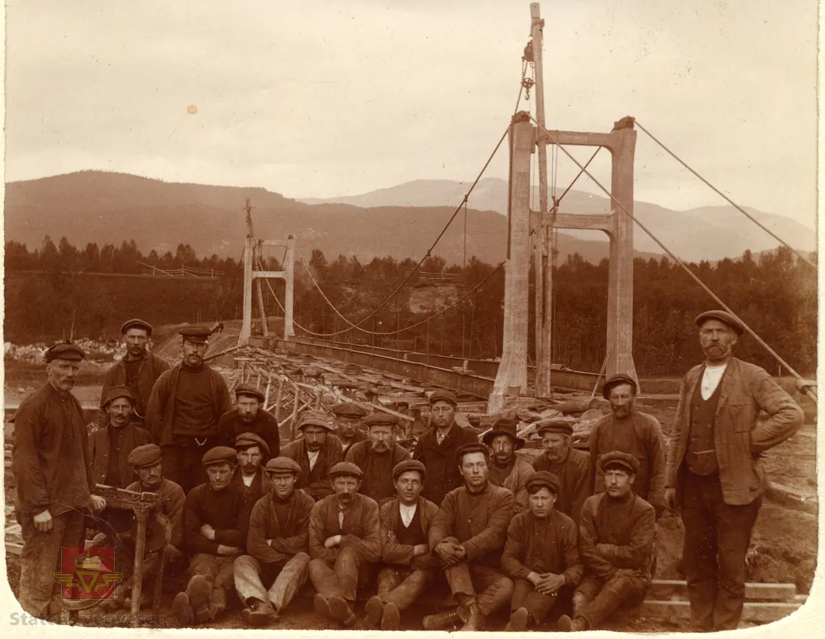 Øvre Salangen bru under bygging i 1913. Spennvidde er 54 meter. Gruppebilde av arbeiderne foran brua, en  feltesse står foran til venstre.