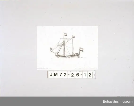 Montering/ram: Passepartout av tunn grå kartong; 55 x 66 cm, Holländsk "Statenjacht" till nytta och ståt för officiellt och enskilt bruk.
Övrig historik se UM72.26.001.