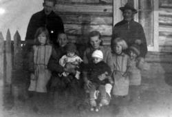 Fotografi av medlemmer av Stenbakk familien, på gården Stenb