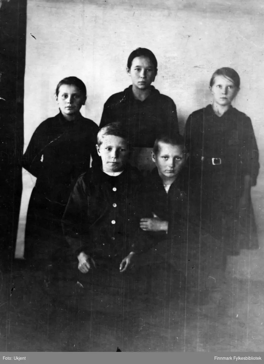 Gruppebilde  av skolebarn i Salmijärvi, Finland. Fra venstre: Pauliina Harju, Maria Rova, Helga Ranta, Jalmar Ranta og Johan Harju. Ca. 1923. (sendt som postkort til Rova Juliana Ranta)