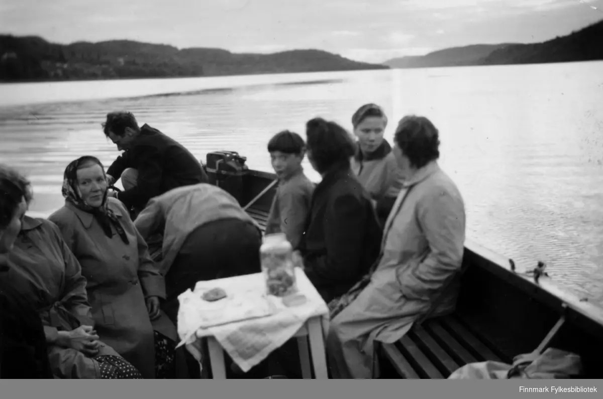 Båttur på Langfjordvannet, Namdalen i 1954. Til venstre familien Bergersen og til høyre familien Randa. Torleif Randa er ved roret.