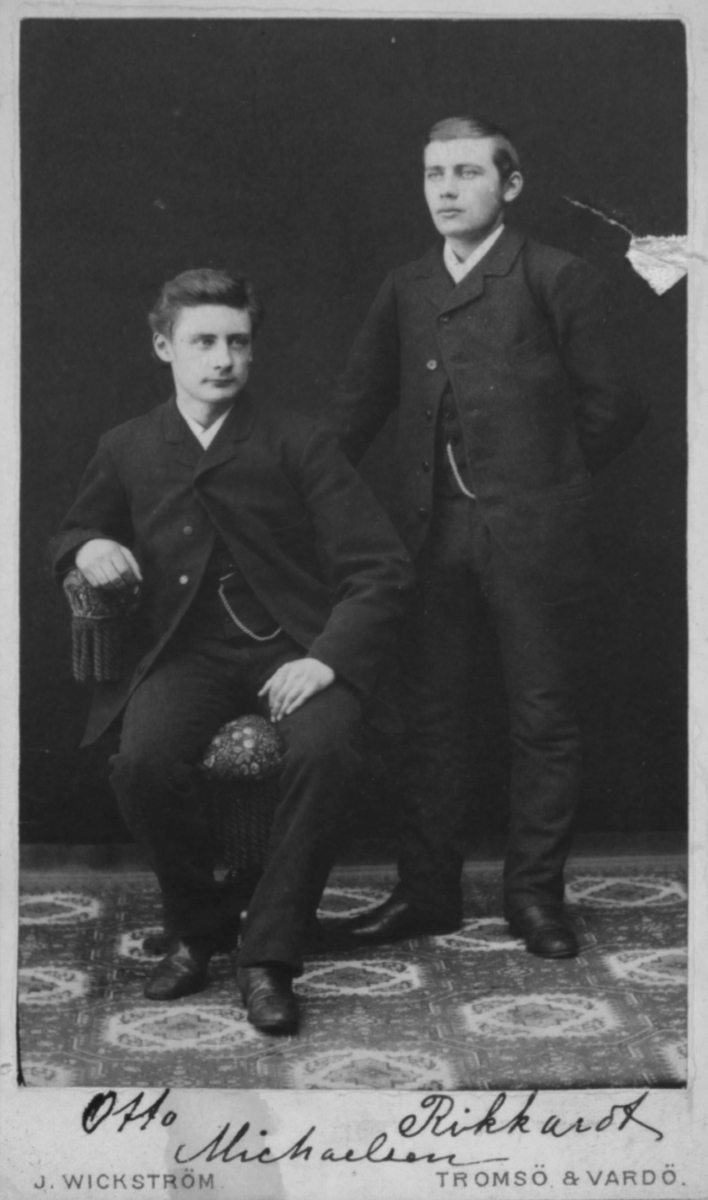 Portrett av to unge menn, Otto og Richard Michaelsen. De var sønner av tollbetjent og havnfogd i Vadsø Michael Julius Michaelsen og hans andre hustru, Petrine Pauline
