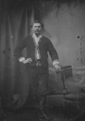 Ukjent mann fotografert i atelier. Samme person som på 04009