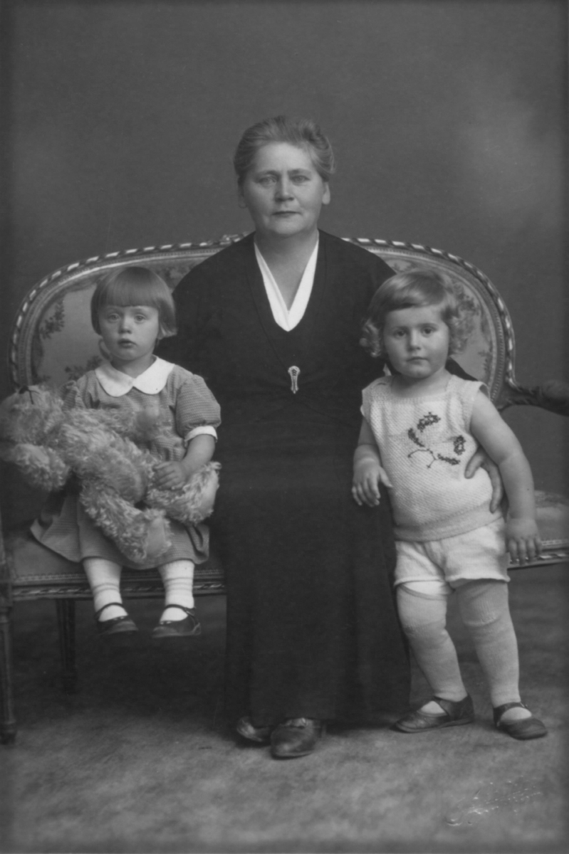Ida Forberg sammen med to barnebarn
