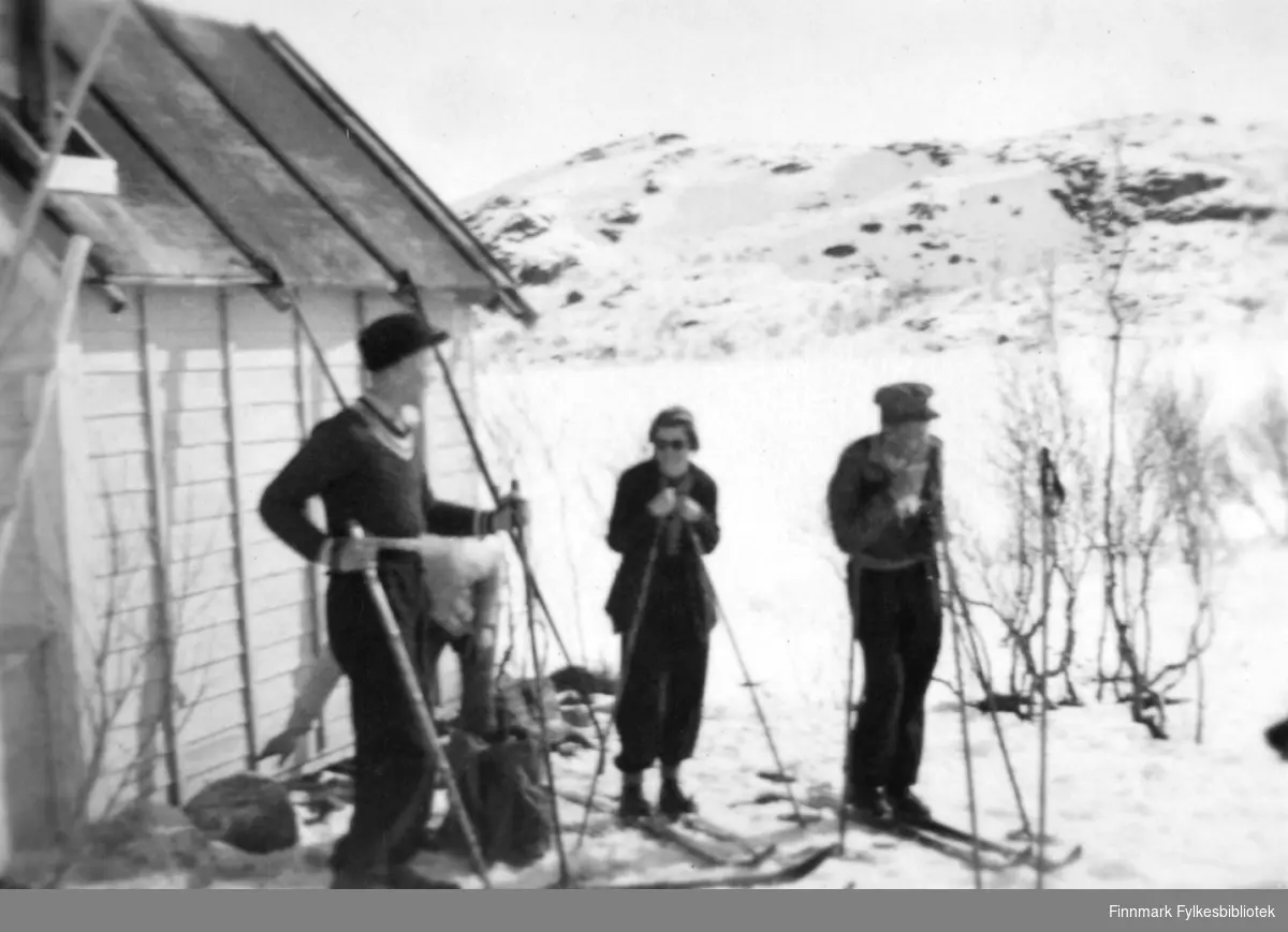 Skitur i Bugøyfjord, påsken 1935. Bjarne Mangor Nilsen, Solveig Evanger og Arne Gunnari ved Fosshytta.