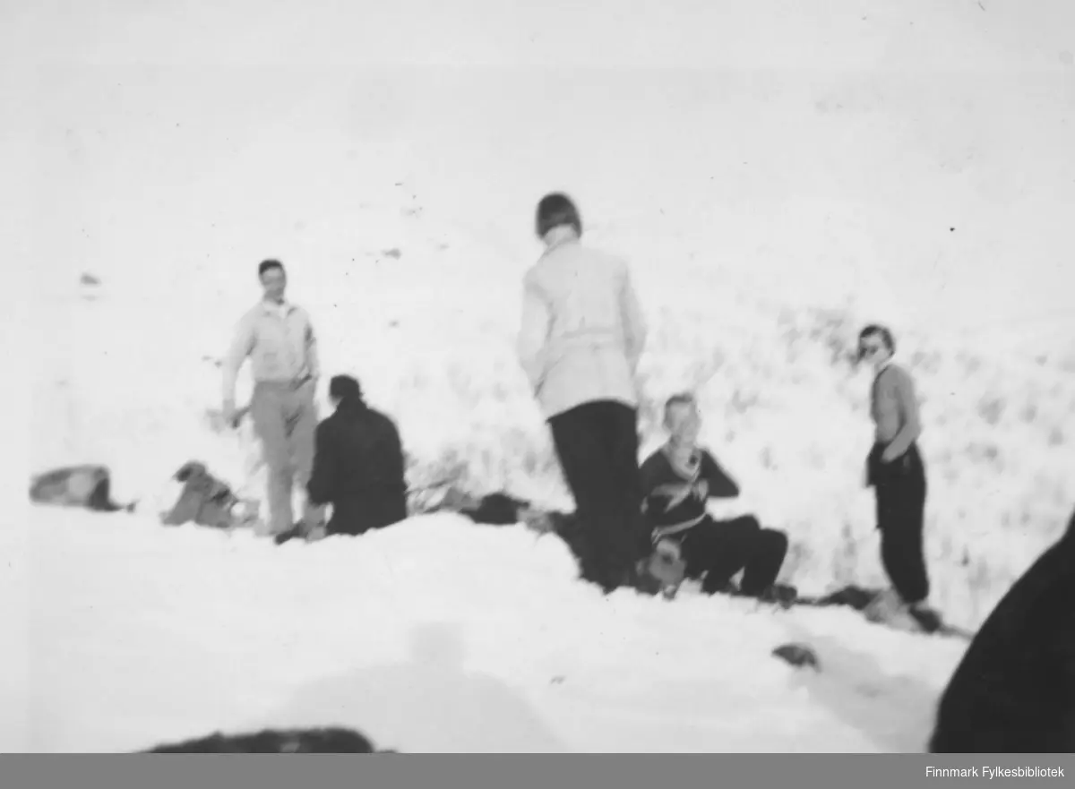 Skitur i Bugøyfjord, påsken 1935. Fra venstre: Sverre Joki, ukjent, Ella Gunnari, Bjarne Mangor Nilsen og Solveig Evanger tar seg en rastepause.