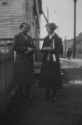 17. mai-feiring i Vadsø 1934. Ella Gunnari og Gjertrud Evang