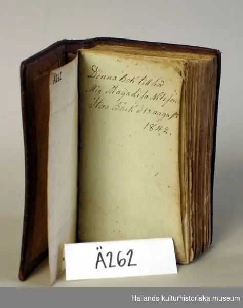 Psalmbok med läderpärm, guldtryck, inbunden. Tryckt i Jönköping 1841. Text skriven på försättsbladet: "Denna bok tillhör mig Majalisa Nilsson stora Bäck 13 augusti 1842."