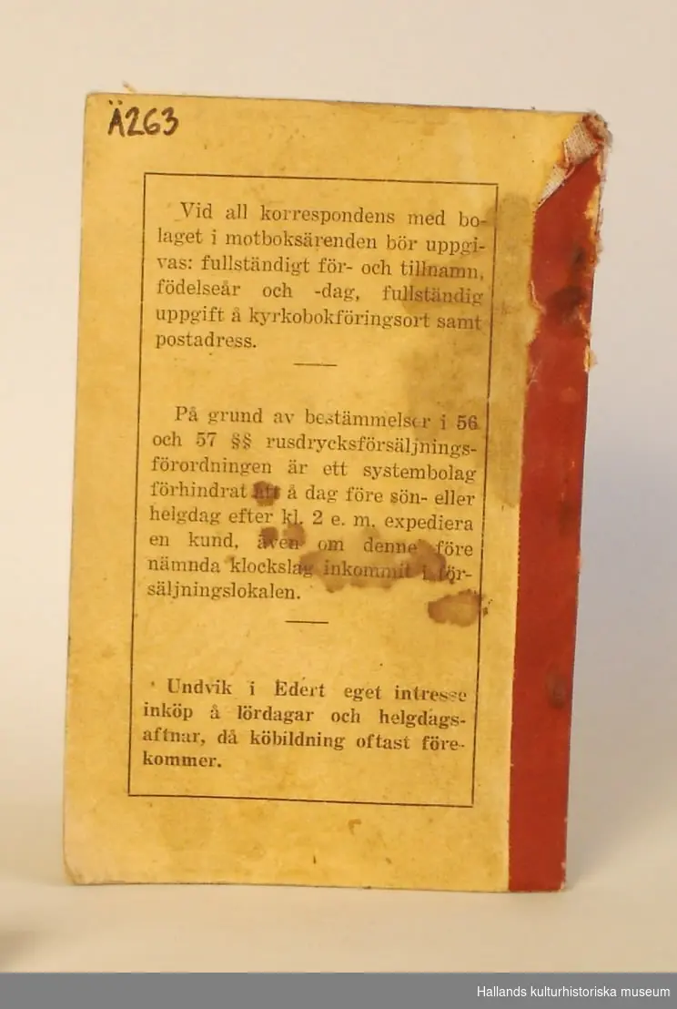 Motbok, papperspärmar, limmad rygg. Tryckt text på framsidan: "Nya spritbolaget Svahn & c:o Kungsbacka, "" och: "4992". Skrivet på framsidan med bläck: "Albin Larsson."  Invändigt flera stämplar med datum från 1938 till 1940.