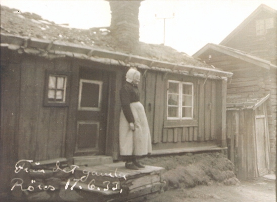 Tyri Myren på trappa utenfor Tyristuggu i 1933.