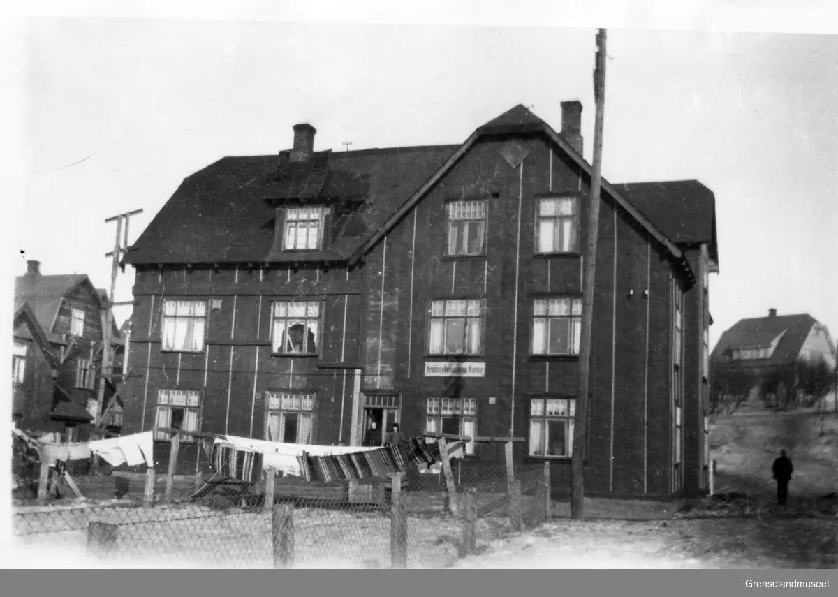 Sør-Varanger Trygdekasse. Kretssykekassens kontor. Før den ble panelt på 1930-tallet.