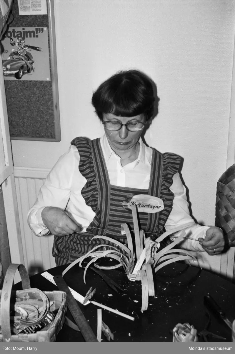 Kulturdagarna på Almåsgården i Lindome, år 1985. Näverarbete.

För mer information om bilden se under tilläggsinformation.