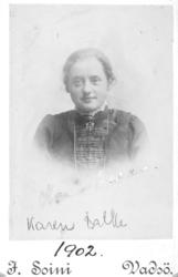 Portrett av Karen Balke tatt i 1902.  Hun er kledd i en mørk