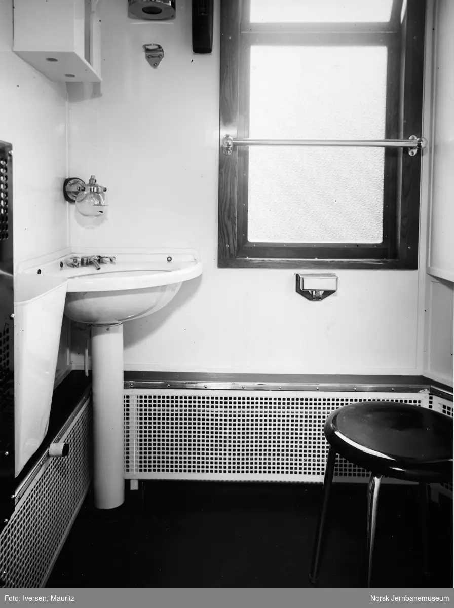 Interiørbilde fra toalettrommet i personvogn litra Co3f