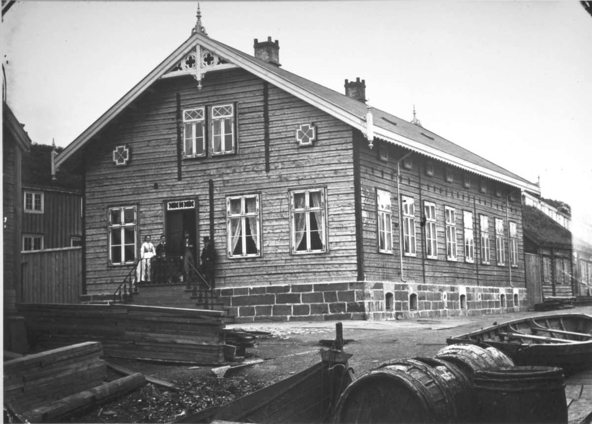 Gateparti fra Vadsø i år ca. 1860. Brodtkorb-gården i Hvistensdahlsgate. (Rådhuset ligger her i dag). se også bilde nr. 1985/74.