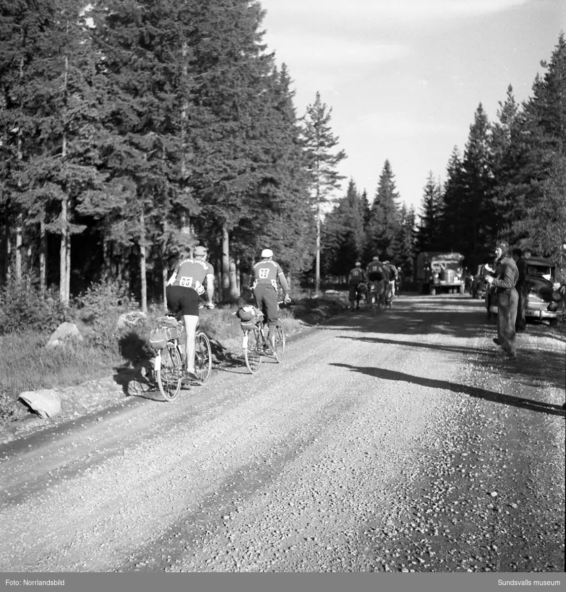 Det första Sverigeloppet på cykel passerar Sundsvall. Det var ett klassiskt cykellopp från Haparanda till Ystad som arrangerades sammanlagt tio gånger mellan 1951 och 1965. Deltagarna tog sig fram med brukscyklar utrustade med Husqvarnas 2-växlade Novo-nav längs bitvis leriga Riksväg 13 som söder om Stockholm övergår till Riksväg 1.