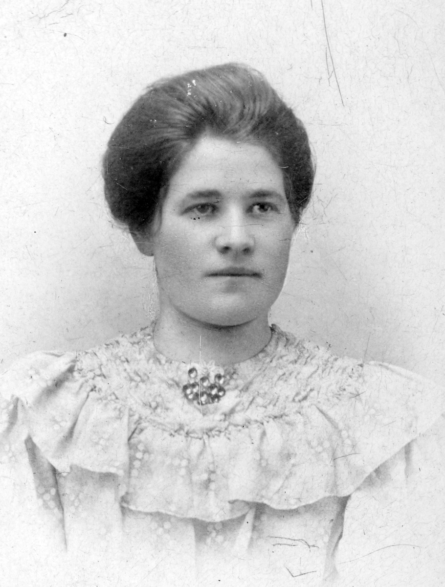 Lina Augustsen 1888-1948. gift  i 1908 med Johan Olsen 1889-1971 i Ottestad kirke.
