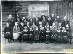 Gruppebilde av elever ved Rye skule. Vinteren 1923/24. Skole