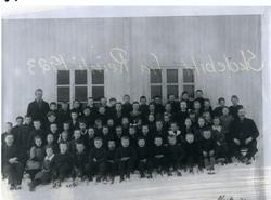 Gruppebilde av elever  fra Reinli, 1923. Bildet er tatt uten