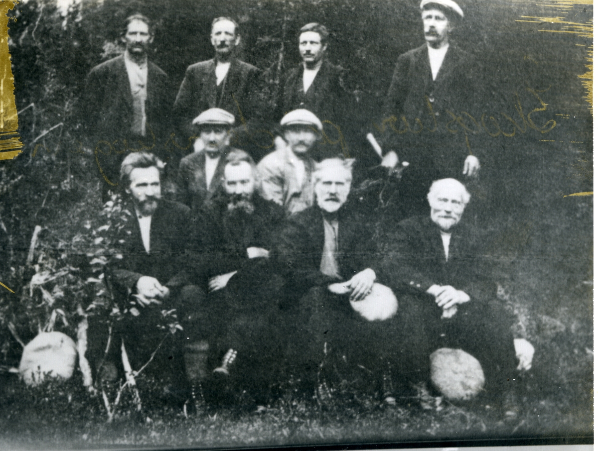Gruppebilde av 10 menn på skogstur, Leirskogen i Sør-Aurdal