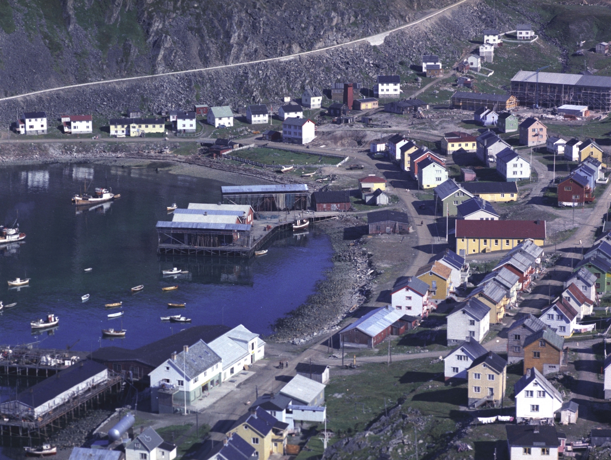 Flyfoto fra Kjøllefjord. Negativ nr. 122728.