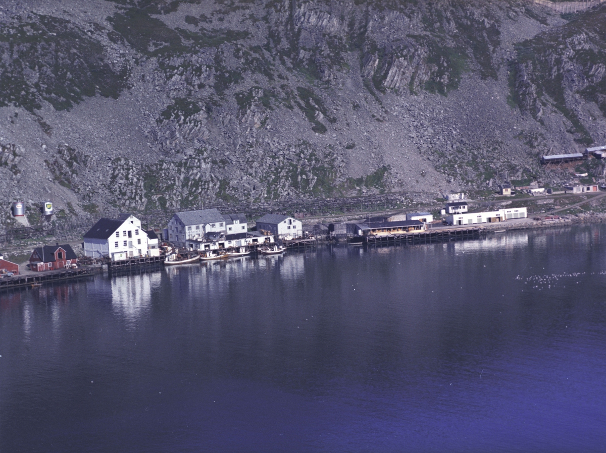 Flyfoto fra Kjøllefjord. Negativ nr. 122730. Brødrene Aarsether Kjøllefjord.