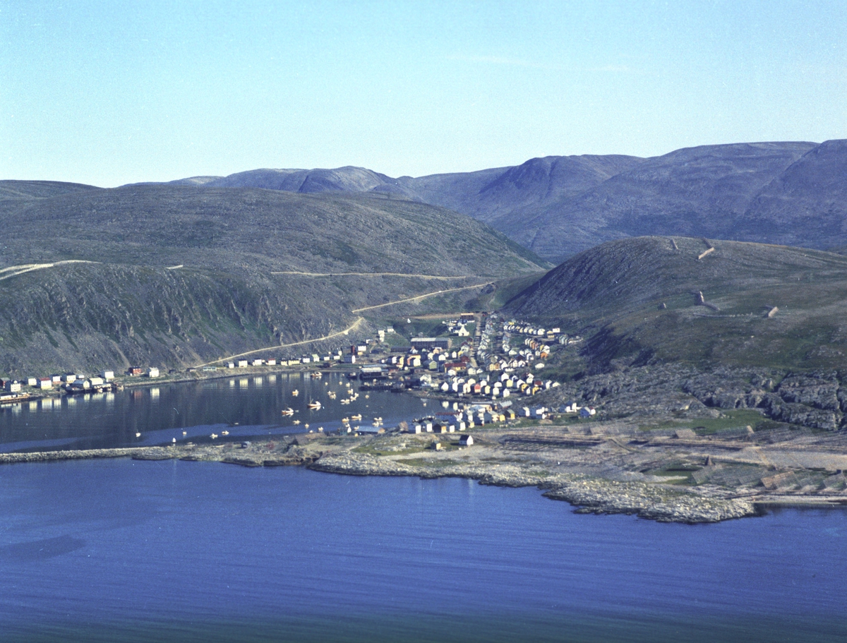 Flyfoto fra Kjøllefjord. Negativ nr. 122750.