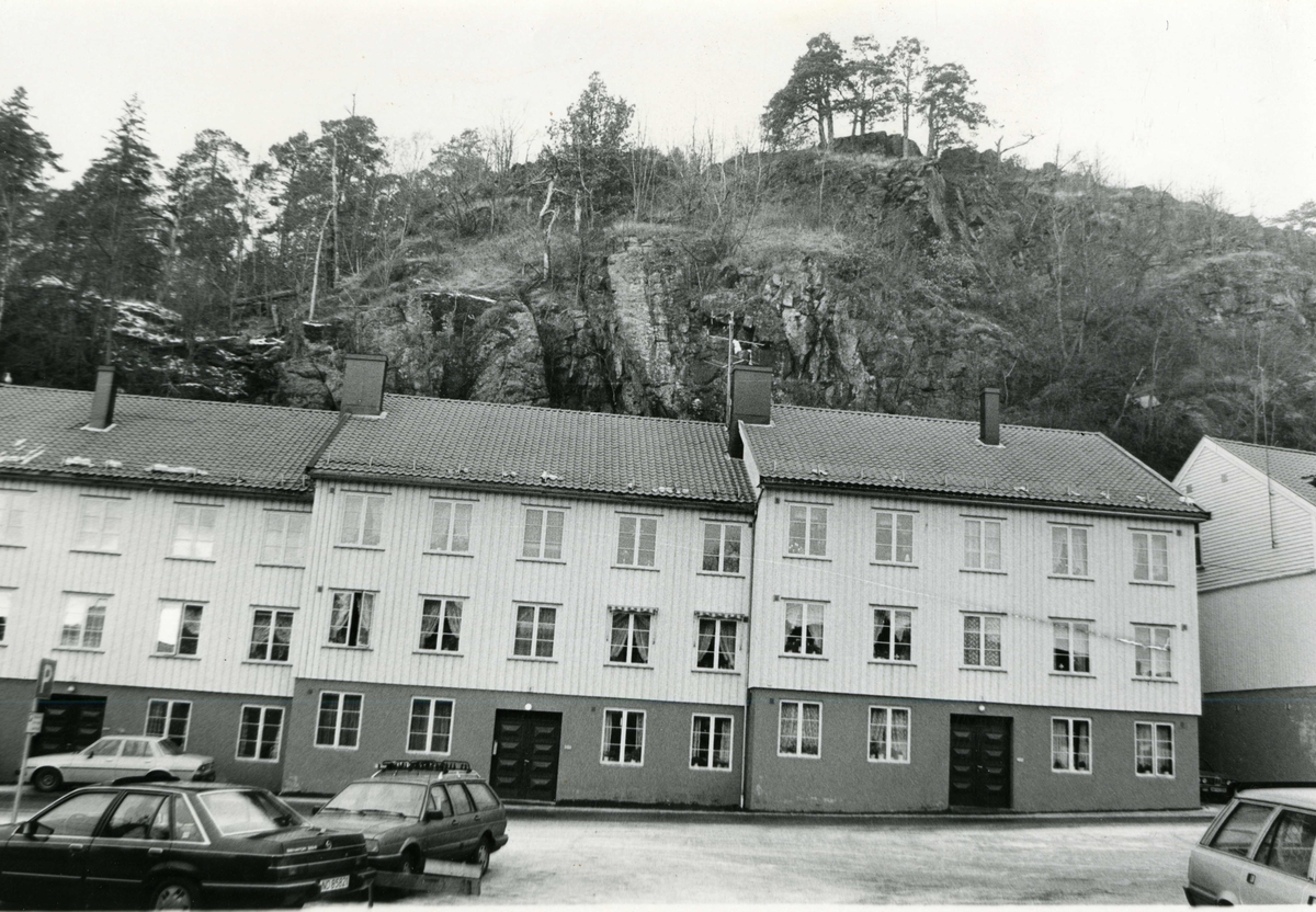 Kirkegata,boligbyggerlags leiligheter  er ferdig bygget. Kragerø. Velferdsenter, Kirkegata 10,  helt til venstre.