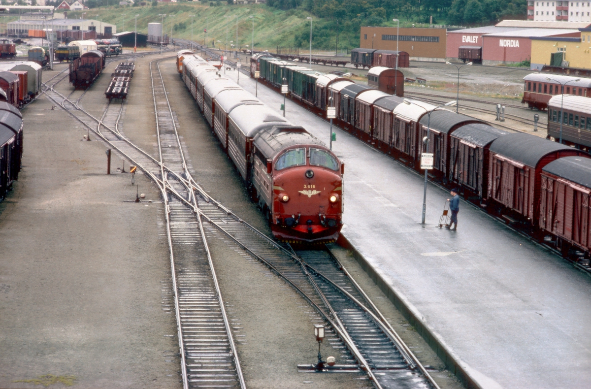 Nattog 455 fra Trondheim ankommer Bodø og krysser med godstog 5792. NSB dieselektrisk lokomotiv Di 3 616.