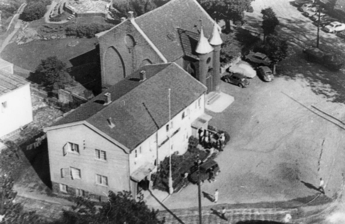 Sjømannshjemmet og Metodistkirken sett fra lufta. Kragerø.