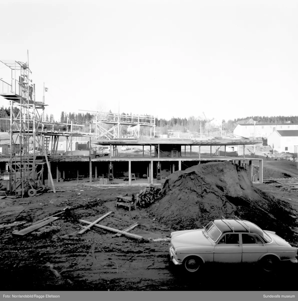 Nybyggnation i Granlo. Herolfs bygger två flerfamiljshus vid Höderbacken. Lyftning och montering av betongplattor med hjälp av gigantiska domkrafter.