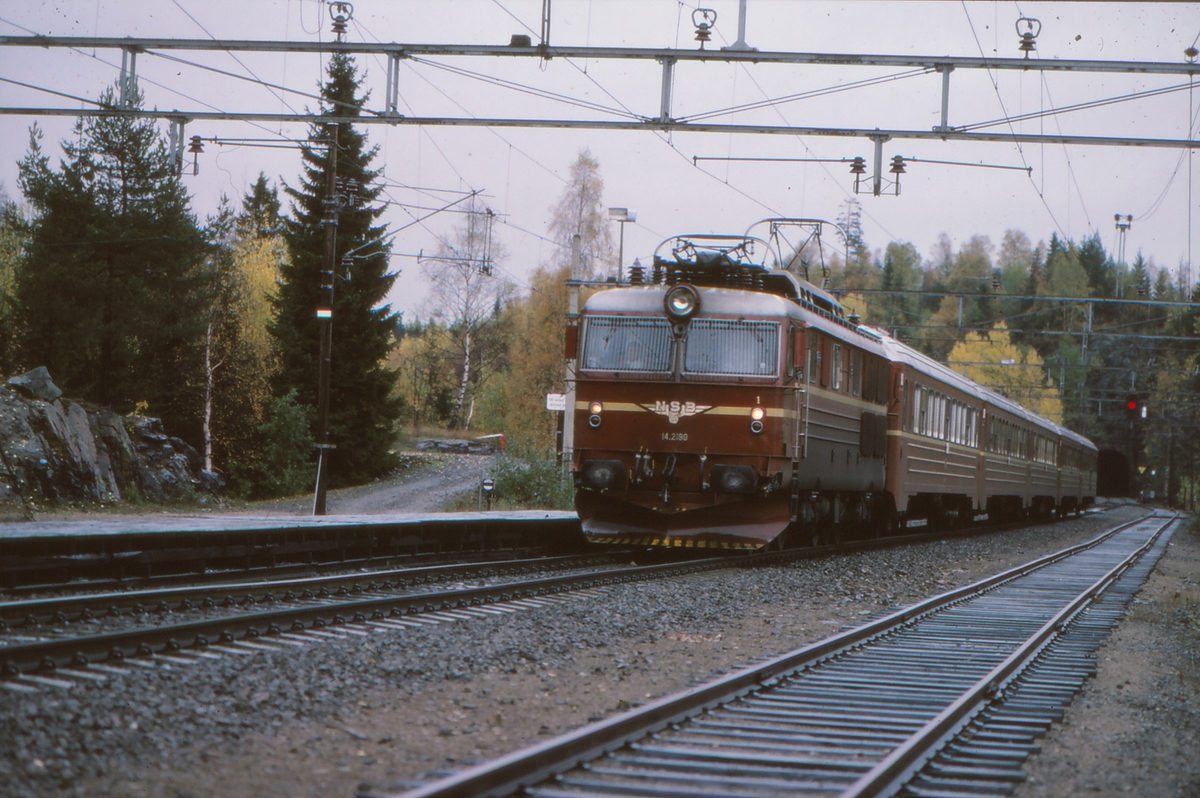 NSB ekspresstog 62 Bergen - Oslo passerer Movatn stasjon. Elektrisk lokomotiv El 14 2190 og vogner type 5.