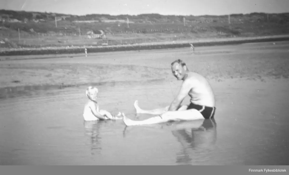 Idyll fra badestranden i Andersby. Her sitter Sverre Pedersen med sin datter Sigrun. Foto: Per Bjørgan.